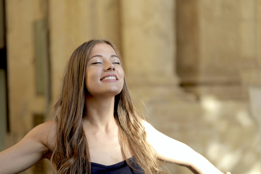 Frau mit geschlossenen Augen genießt einen ruhigen Moment und spürt ihre inneren Grenzen